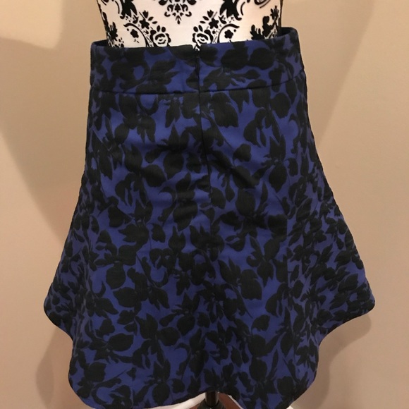 Express jacquard mini skirt. Size 0 & 2 - Picture 2 of 2